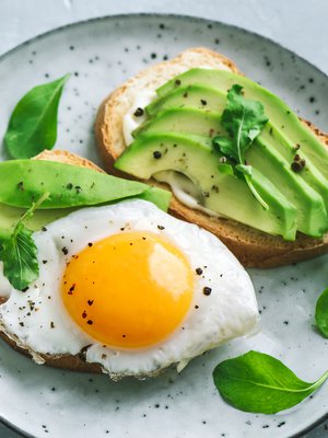 Kunnon aamiaisella on 3 nyrkillistä ruokaa: kokojyvää, kasviksia ja proteiineja.