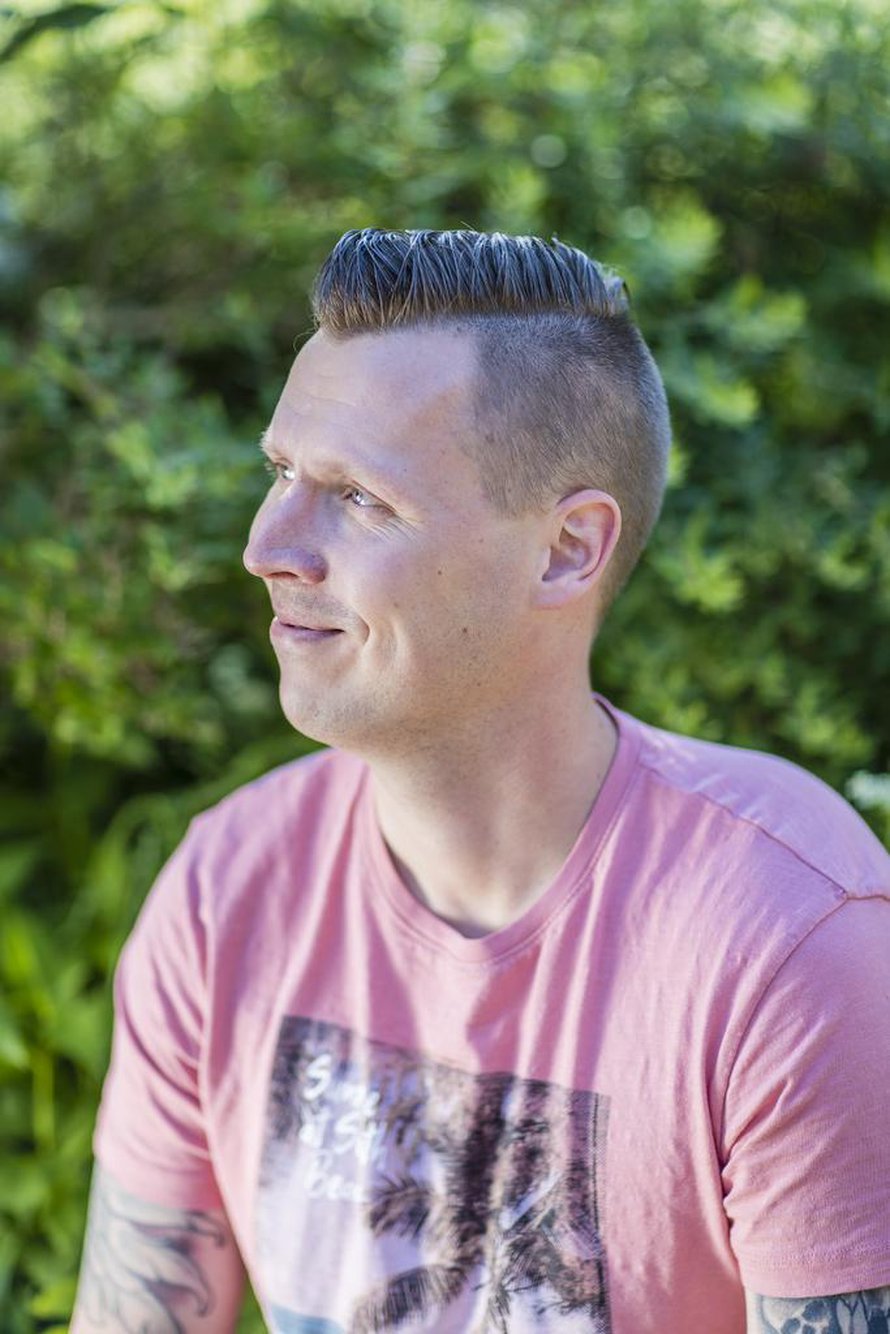Niko työskentelee rajavartijana ja tekee kolmea vuoroa. Hänen vaimonsa Annastiina tekee lähihoitajana kaksivuorotyötä.
