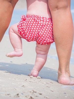 Kohta varjoon. Vauvan iho kannattaa suojata auringolta pääasiassa vaatteilla. Kuva: <span class="photographer">Shutterstock</span>