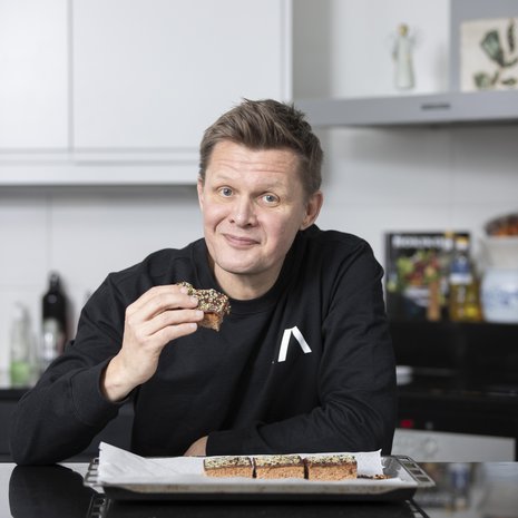 Leipominen on Mika Saukkosen uusin taito. "Hämmästytän perhettäni leipomalla korvapuusteja tai mokkaruutuja."