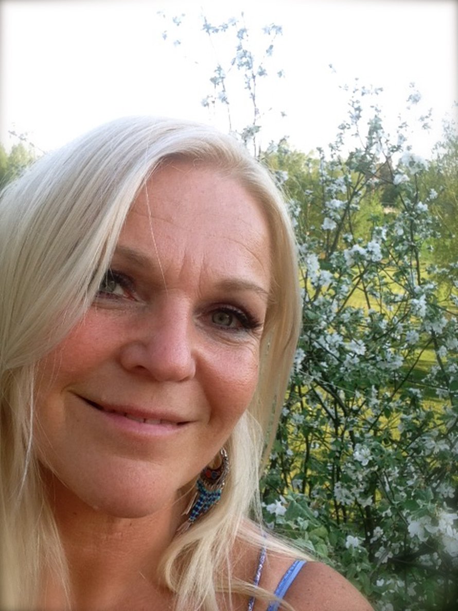 Omenankukkien aikaan