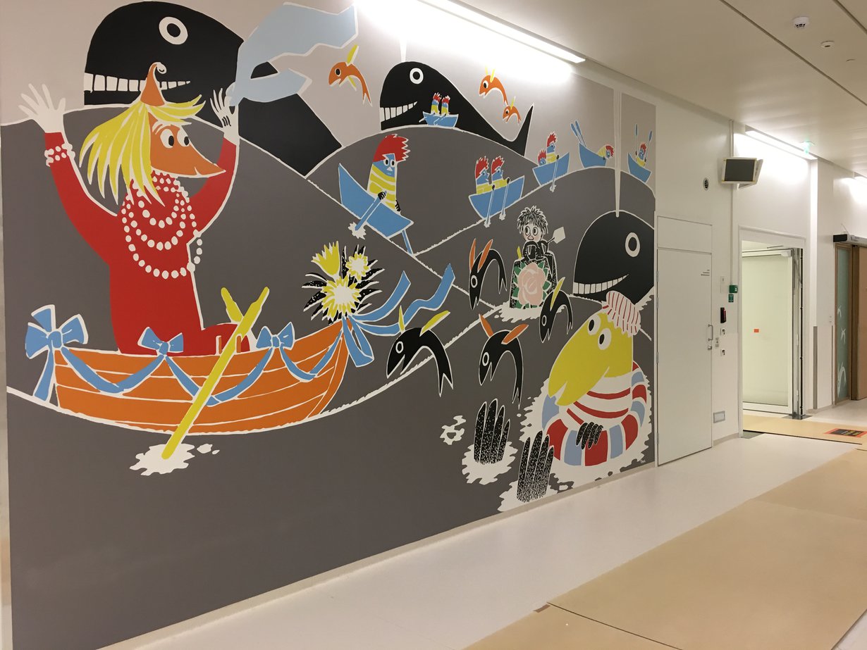 Uuden lastensairaalan käytävillä ja hoitohuoneissa seikkailevat Muumeista tutut hahmot. Kuvat: Sanna Huolman