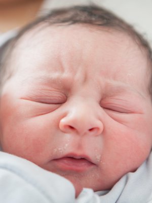 Tiedätkö, miksi vastasyntynyt näyttää usein todella paljon isältään?