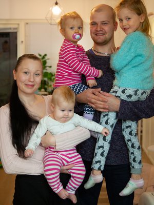 Viisi Toisenlaiset teiniäidit -ohjelmassa nähtyä äitiä palaa kertomaan, mitä heille kuuluu nyt. Yksi äideistä on 22-vuotias Crista, jolla on miehensä Jaakon kanssa kolme lasta. Kuva: <span class="photographer">Nelonen Media</span>