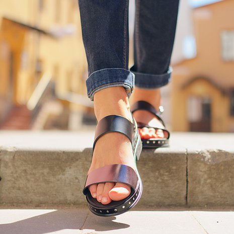 Värimuutokset ja kynsien irtoamiset alla olevasta ihosta ovat hyviä syitä varata aika ihotautilääkärille.