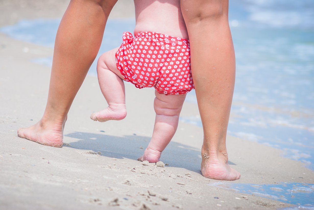 Kohta varjoon. Vauvan iho kannattaa suojata auringolta pääasiassa vaatteilla. Kuva: Shutterstock