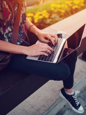 Kun säästöt ovat lapsen nimissä, hän saa niihin hallintaoikeuden 18-vuotiaana. Siinä vaiheessa on väliä, millaiset taloustaidot nuorella on. Kuva: <span class="photographer">iStockphoto</span>