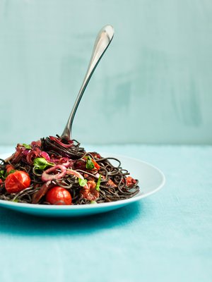 Tilkka sokeria ja etikkaa pehmentää sipulin hurmaavan makeaksi.