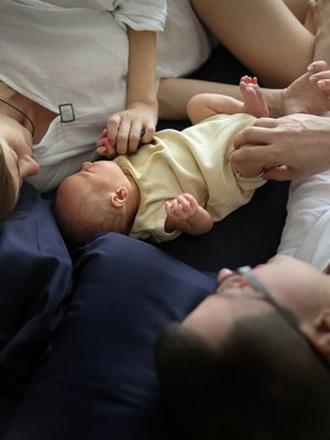 Perhevapaiden uudistaminen mahdollistaa sen, että vauvan hoitaminen on entistä enemmän vanhempien yhteinen asia.