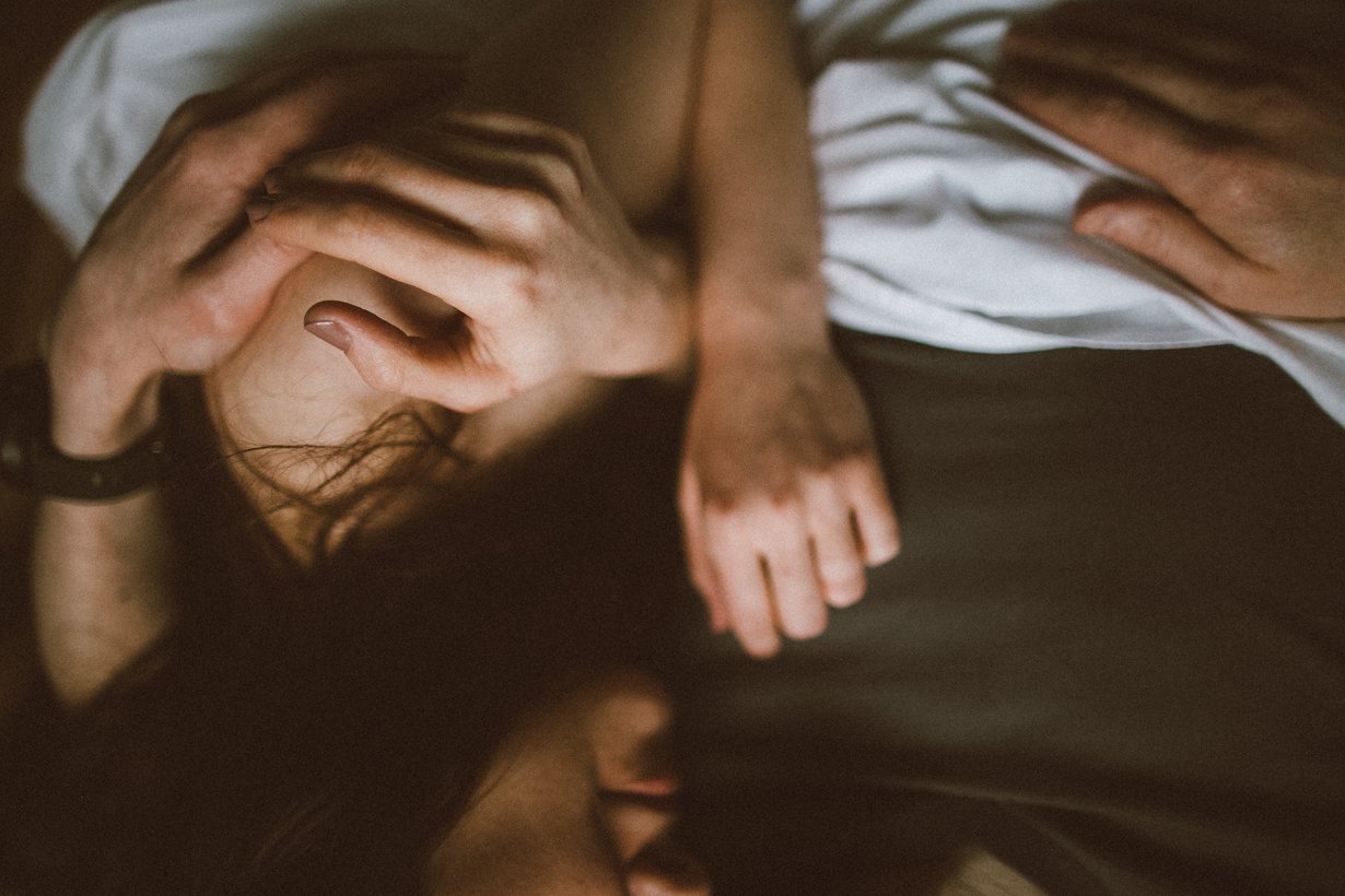 Luottamuksen lisääntyminen, yhteenkuuluvuuden tunne ja molemminpuolinen kunnioitus lähentävät kumppaneita ja sillä on myönteinen vaikutus seksiin. Kuva: iStockphoto