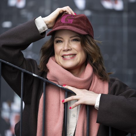 Emma Salokoski tunnetaan Emma Salokoski Ensemble -yhtyeestä ja etenkin Veden alla -kappaleesta.