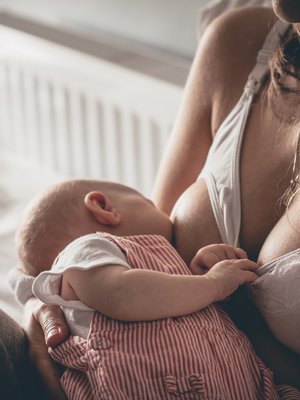 Äitiyden myötä nainen saattaa suhtautua kroppaansa lempeämmin, tutkimus kertoo. 