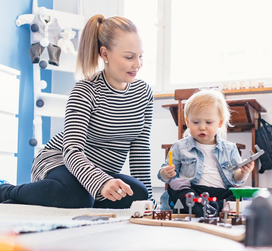 Tiia Ikäheimonen on kotona 2-vuotiaan Noelin kanssa. Heinäkuussa perheeseen odotetaan toista lasta.