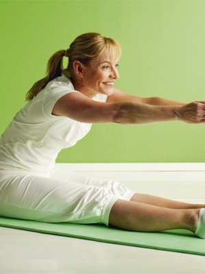 Eteentaivutus: 
Istu jalat suorina, kädet vartalon vieressä. Nosta kädet sisään hengittäessäsi ylös, ojenna selkää ja käsiä pitkiksi. Hengitä ulos ja ojenna kädet ja ylävartalo eteen suoraan jalkojen päälle. Pidä venytysasento 10–30 sekuntia. Hengitä rauhallisesti ja aina uloshengityksen myötä yritä rentouttaa lihakset paremmin, anna lantion laskea alemmaksi ja venytyksen tehostua. Nouse sisään hengittäessäsi uudelleen ylös, ulos hengittäessäsi laskeudu alas venytykseen. Toista 2–4 kertaa.
Muista Pidä selkä suorana. Anna painovoiman viedä rintaa lähemmäs reisiä.