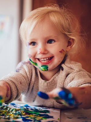 Vain mielikuvitus on rajana kirjan koristelussa! Esimerkiksi sormivärit, glitterhileet ja tarrat toimivat hyvin. 