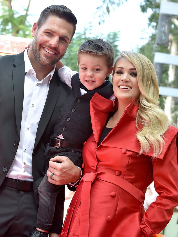 Carrie Underwoodin kumppani, jääkiekkoilija Mike Fisher sekä heidän poikansa Isaiah tulivat mukaan juhlimaan, kun laulaja sai 20. syyskuuta oman tähden legendaariselle Hollywoodin Walk of Famelle. Kuva: <span class="photographer">MVPhotos </span>