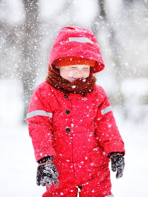 Jos lapsen niska on lämmin, päähine on säähän sopiva. Kuva: <span class="photographer">iStockphoto</span>