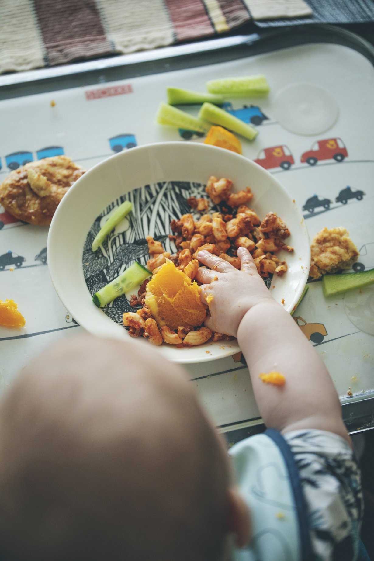 Toisinaan Niko syö puoli tuntia, toisinaan hetken maistelu riittää. Jääkaapista löytyy aina kurkkua ja kukkakaalia tai parsakaalia vauvalle annettavaksi.