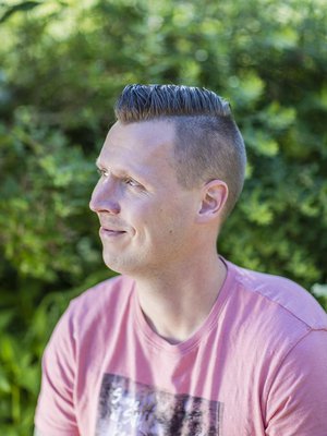 Niko työskentelee rajavartijana ja tekee kolmea vuoroa. Hänen vaimonsa Annastiina tekee lähihoitajana kaksivuorotyötä.