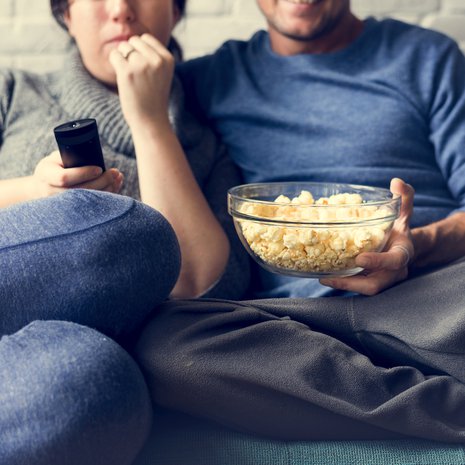 Toisin kuin elokuvaa tv-sarjaa voi katsoa pätkissä, jolloin vaikutus kasvaa vähitellen ja mielellä on aikaa käsitellä nähtyä. Toisaalta sarjamaratoni eli koko kauden katsominen putkeen voi olla hyvällä tavalla järisyttävä kokemus.