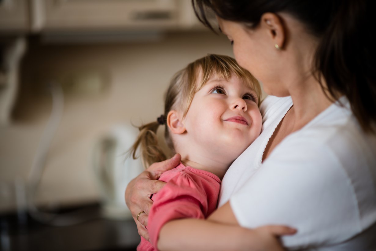 Äiti, olet paras. Jos lapsi on tottunut aina elämään yhden aikuisen kanssa, hän ei tarvitse isähahmoa ollakseen onnellinen. Kuva: iStockphotos