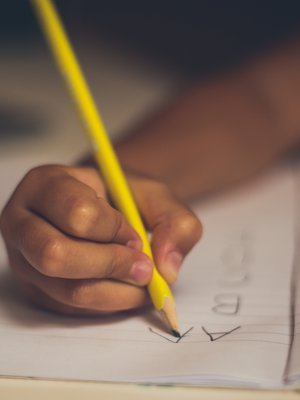 Lomakkeita vai lapsia? Opettajan aika voi kulua aivan johonkin muuhun kuin oppilaiden huomioimiseen. Kuva: <span class="photographer">Shutterstock.</span>