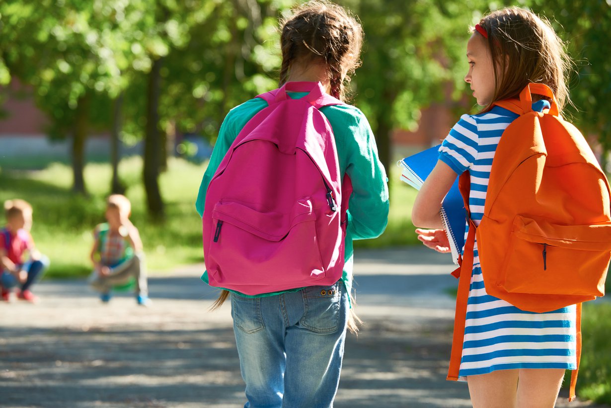 Pienen koululaisen reppuun ei tarvitse mahtua suuria tavaramääriä. Sinne ei esimerkiksi kannata sulloa jumppavaatteita, vaan kuljettaa ne erikseen. Kuva: iStockPhoto