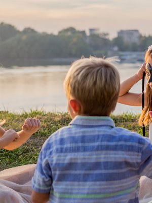 Mitä leikittäis? Serkkujen suhdetta lujittaa yhteinen lähipiiri, ja yleensä yhteiset leikit löytyvät hyvin. Kuva: <span class="photographer">iStockphoto</span>