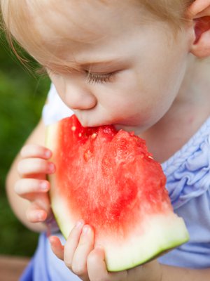 Vesimeloni on taaperolle hyvä helleherkku, sillä sen vesipitoisuus on 92 prosenttia. Kuva: <span class="photographer">iStockphoto</span>
