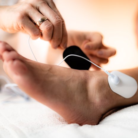 Kotikäyttöiset TENS-laitteet hyödyntävät samoja kipupisteitä kuin akupunktio, mutta neulojen sijasta niitä ärsytetään sähköllä.