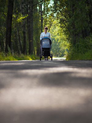 Pelko siitä, ettei oma perhe täytä muiden odotuksia, voi saada vanhemman eristäytymään muista.