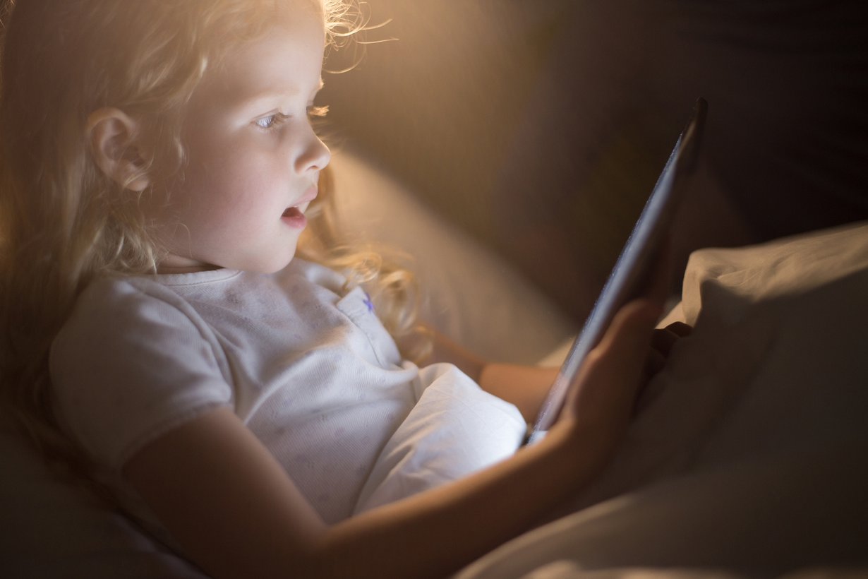 Tabletin parissa vierähtää helposti tunti jos toinenkin. Uuden tutkimuksen mukaan yli tunti ruutuaikaa päivässä voi jo vaikuttaa haitallisesti lapsen keskittymiskykyyn. Kuva: iStockphoto