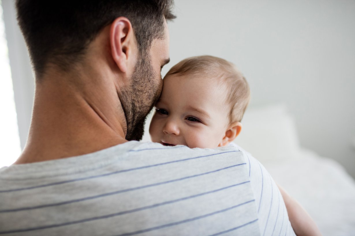 Ero- ja jälleennäkemistilanteet ovat vauvalle tunteikkaita. Niissä hetkissä auttaa syli ja vanhemman empaattinen puhe. Kuva: iStockphoto