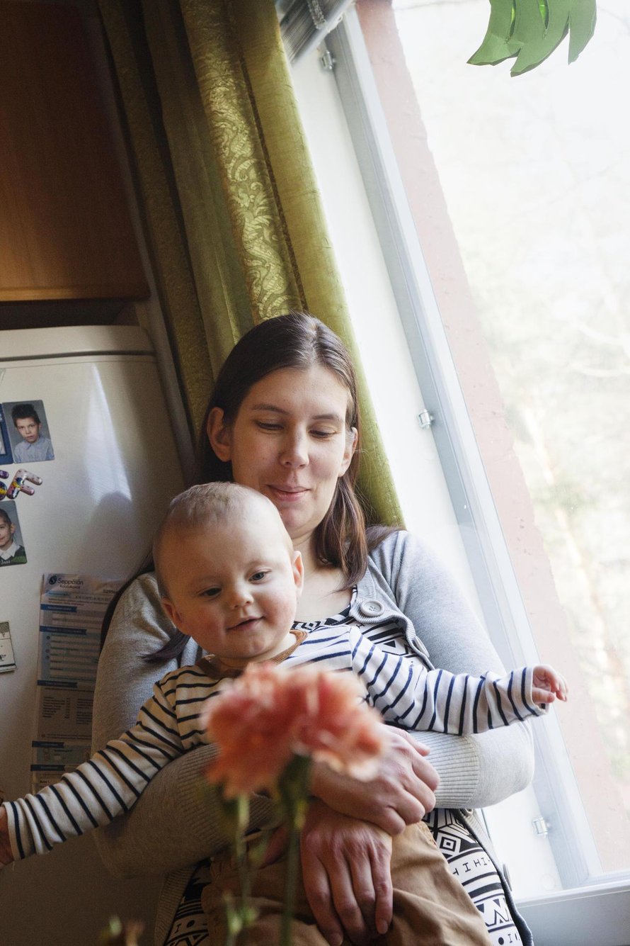 Kolmen lapsen lähivanhemmuus on opettanut Eveliinalle, että yksinkin pärjää melkein missä vain. Eetu kulkee vielä äidin mukana joka paikkaan. Kuva: <span class="photographer">Riina Peuhu</span>