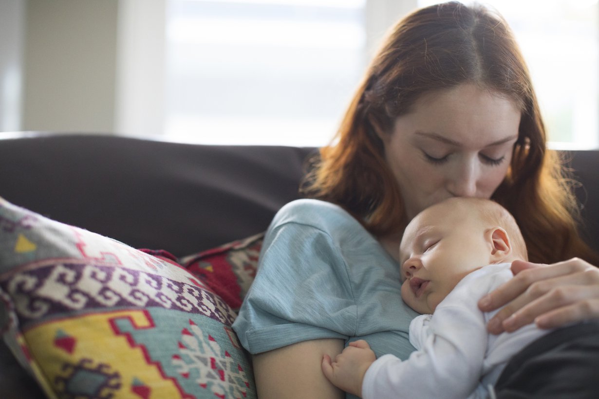 Vauvan tuoksuttelu saa aivot erittämään mielihyvähormoni dopamiinia.
