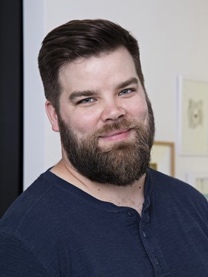 Tuomas ja hänen anoppinsa Maarit ovat sopineet, että lastenhoitotarpeista sovitaan ajoissa, jotta Maarit voi pitää kiinni myös omista menoistaan. Kuva: <span class="photographer">Anna Huovinen</span>