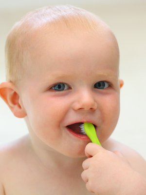 Kun hampaiden harjaaminen on rutiini pienenä, siitä tulee elinikäinen tapa. Lapsi tarvitsee aikuisen apua harjaamisessa aina pikkukoululaiseksi saakka. Kuva: <span class="photographer">iStockphoto</span>