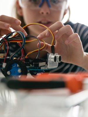 Lapsuudessa saatu malli sukupuolirooleista voi vaikuttaa siihen, millaiseen ammattiin lapsi hakeutuu aikuisena. Kuva: <span class="photographer">iStockphoto</span>