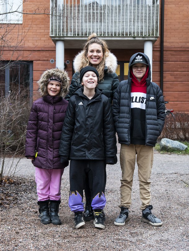 Nelihenkisen perheen vuorovaikutus on kateissa, sillä arkea hallitsevat älylaitteet. Kuva: <span class="photographer">AVA</span>