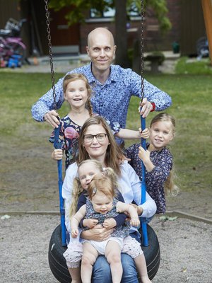 Annika ja Peik ovat  kiitollisia perheestään.  – Tiedämme, että lapsilukua ei aina voi suunnitella. Kuva: <span class="photographer">Juha Salminen</span>