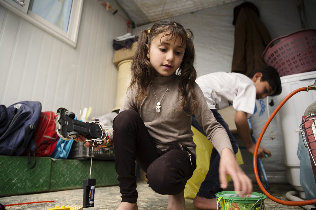 10-vuotias Wajd leikkimässä Zaatarin pakolaisleirissä vuonna 2014. Taustalla pikkuveli Ariad. Zaatari on suurin syyrialaispakolaisten asuttama leiri, jossa asui vuoden 2018 lopussa yli 78 000 ihmistä. Lähes 20 prosenttia heistä oli alle 5-vuotiaita lapsia. Kuva: Rio Gandara / Sanoma-arkisto