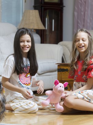 Silmäterä. Sara (vas.) ja Sofia leikkivät mielellään Molly-koiran kanssa.