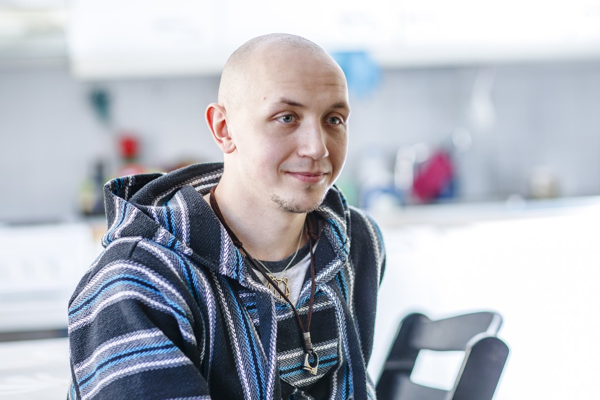 Vauvan synnyttyä Teemusta tuntui, että kaikki oli tapahtunut niin nopeasti, että ajatus ei ehtinyt mukaan. Hän ei ollut koskaan pitänyt sylissään vastasyntynyttä, ja nyt hän oli alle voipaketin kokoisen lapsen isä. Kuva: Mikko Nikkinen