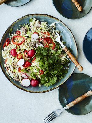 Riittoisa jauhelihasalaatti maistuu parhaimmalta kylmänä. 