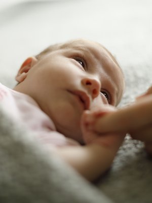 Sinä riität. Pieni vauva tarvitsee ennen kaikkea turvallista aikuista. Kuva: <span class="photographer">iStockphoto</span>