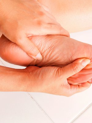 Kantakalvon tulehduksessa eli plantaarifaskiitissa kipu tykyttää yleensä kantapään alla, mutta joskus koko jalkapohja on tulessa.