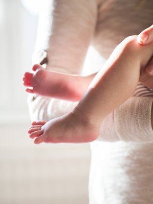 Kun kannat vauvaa, yritä pitää hyvä ryhti. Se tukee keskivartalon syviä lihaksia. Kuva: <span class="photographer">iStockphoto</span>