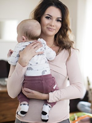 – Siitä lähtien, kun ryhdyin kertomaan sairaudestani, olen tuntenut oloni itsevarmemmaksi, jotenkin voimaantuneemmaksi, Tanja sanoo. Kuva: <span class="photographer">Anna Huovinen</span>