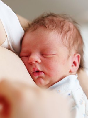 Suomessa vastasyntynyt saa ensimmäisen rokotuksensa kaksikuisena. Erilaisten tutkimusten kohdalla verikoe saatetaan ottaa vauvalta jo vastasyntyneenä. Kuva: <span class="photographer">iStockphoto</span>