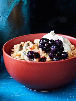 Puuron kanssa nautitaan mustaherukka-mustikkahilloa, joka valmistuu hetkessä.